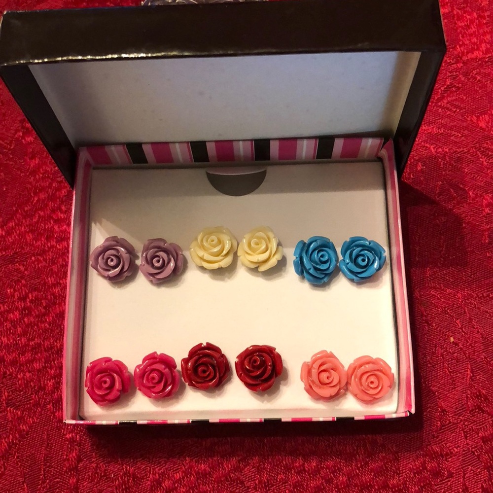 Adorable 🌹 rose 🌹 earrings!